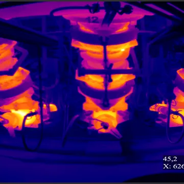 InduStream IR-Thermalkamera — Infrarotansicht eines Industrieprozesses