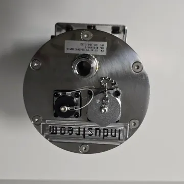 InduStream IP65 Smart-Kamera — Produktfoto Schrägansicht